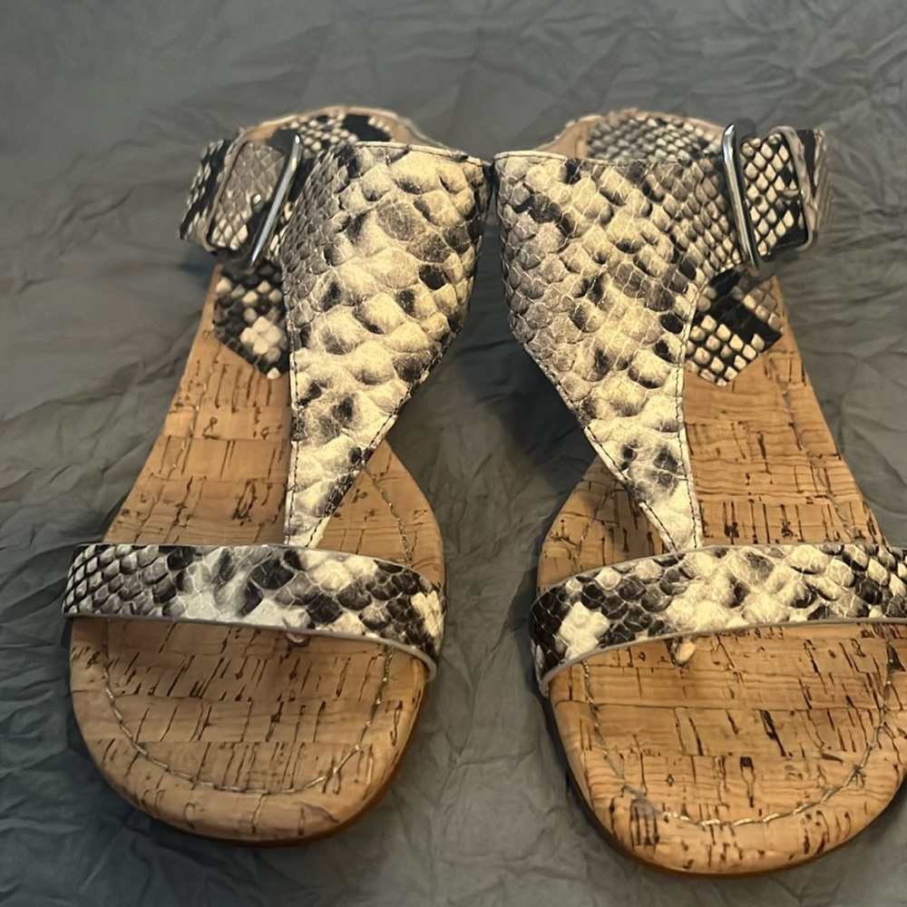 Donald Pliner Women's Doli Beige Snakeprint Wedge Thong Mule Sandals Size 8 1/2